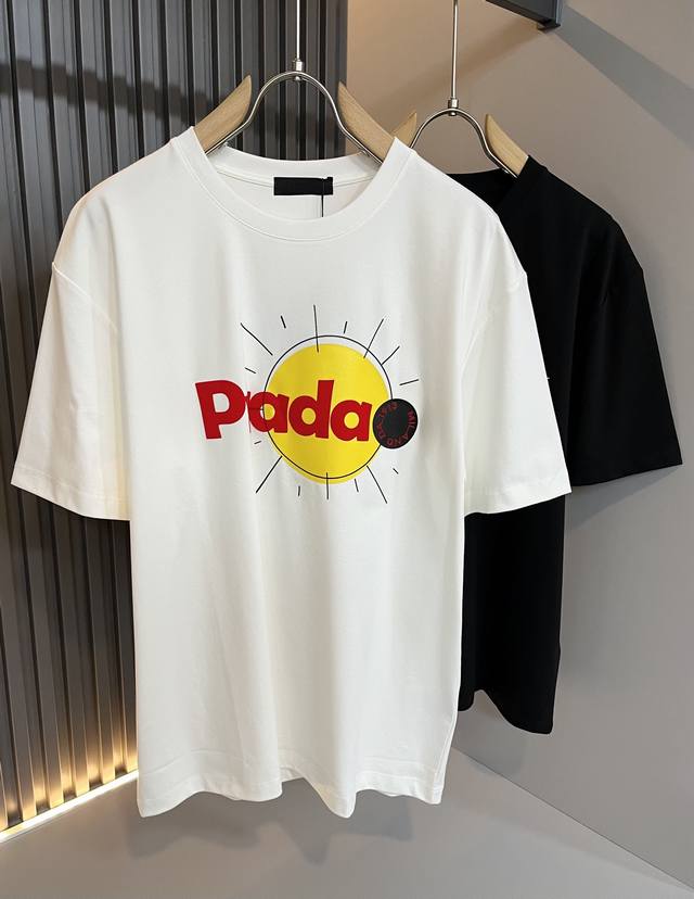 Prad*A普*达2025春夏新款男女同款短袖T恤，最新款全网独家首上！！~既经典有时尚百搭，谁不爱啊，将经典再次展现，非常的耐看，自带低奢光环与辨识度！Pr*