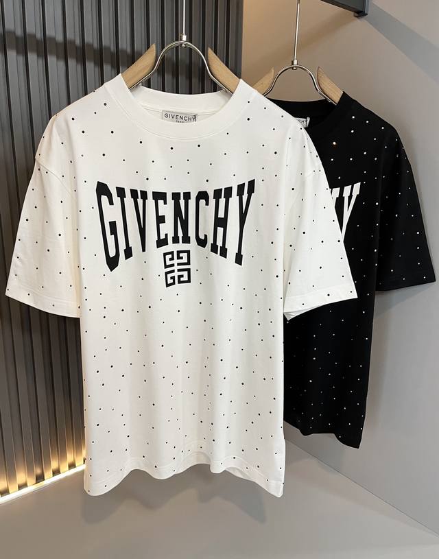 Giv*Chy 纪*希2025春夏新款男女同款短袖T恤，主创时尚注入了全新时尚能量。通过探索各种题材和性感魅力，极具辨识度，引领全新街头时尚潮流。该款是G家独家