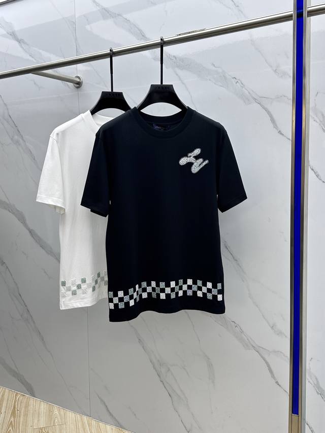 Lv*路易威登 2025Fw春夏新品圆领打底外穿T恤，立体感Logo常规半袖 串珠Logo工艺，繁琐复杂。活性纯棉打底T恤，棉，手感面糯有骨感，柔而有韧性。工艺