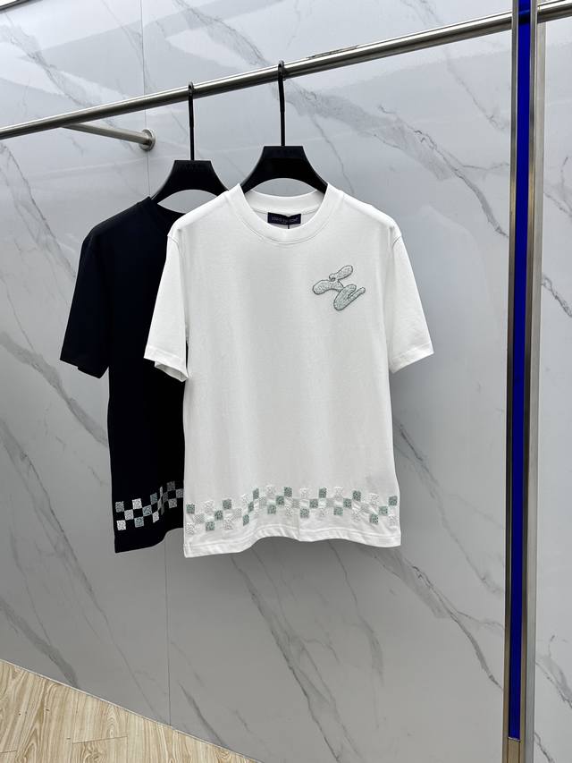 Lv*路易威登 2025Fw春夏新品圆领打底外穿T恤，立体感Logo常规半袖 串珠Logo工艺，繁琐复杂。活性纯棉打底T恤，棉，手感面糯有骨感，柔而有韧性。工艺