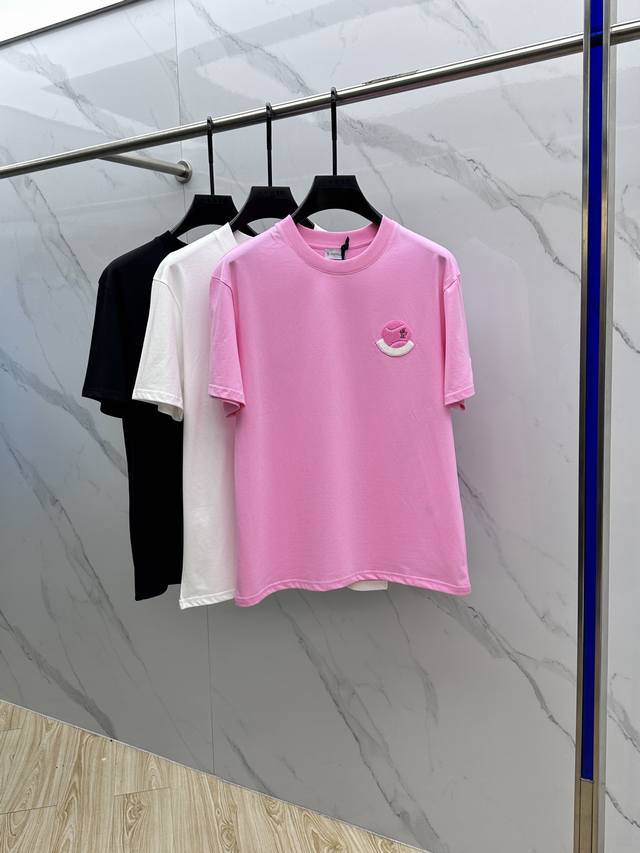 Moncler*蒙口 2025春夏新款首发专柜最新款短袖圆领T恤 高端订制 设计前卫时尚！品牌Logo刺绣工艺设计 高端定制长绒棉面料.手感柔软有质感，穿着舒适
