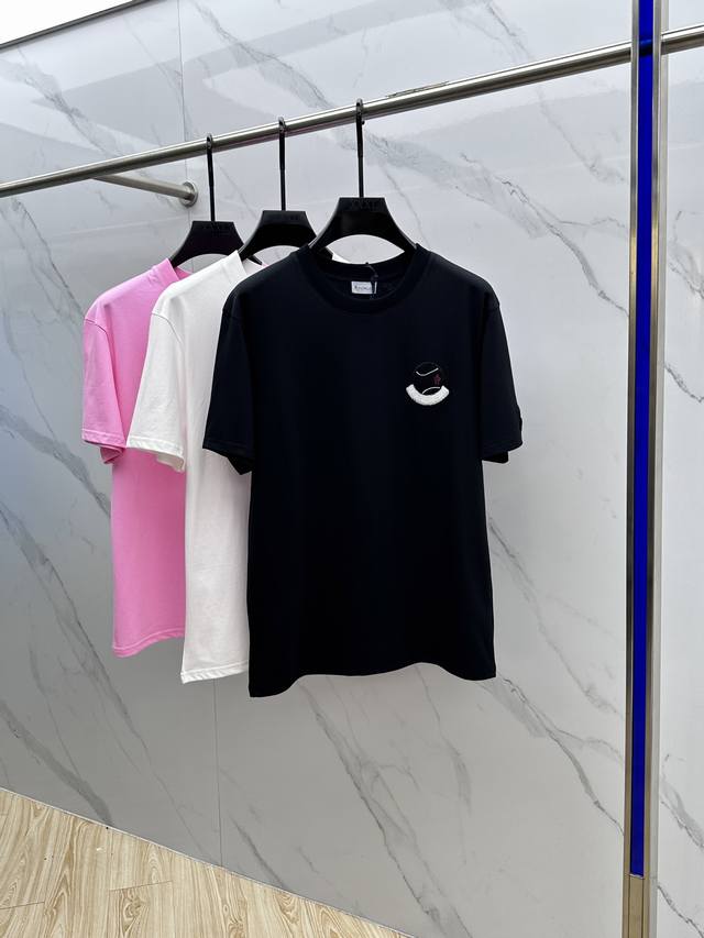 Moncler*蒙口 2025春夏新款首发专柜最新款短袖圆领T恤 高端订制 设计前卫时尚！品牌Logo刺绣工艺设计 高端定制长绒棉面料.手感柔软有质感，穿着舒适