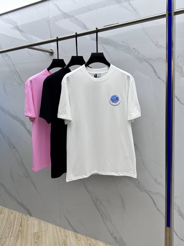 Moncler*蒙口 2025春夏新款首发专柜最新款短袖圆领T恤 高端订制 设计前卫时尚！品牌Logo刺绣工艺设计 高端定制长绒棉面料.手感柔软有质感，穿着舒适