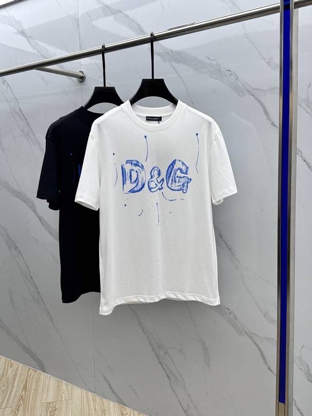 Dg*杜嘉班纳 2025Fw春夏新品圆领打底外穿T恤，立体感Logo微廓形半袖 活性纯棉打底T恤，棉，手感面糯有骨感，柔而有韧性。工艺处理，韧性和抗皱性能得到大