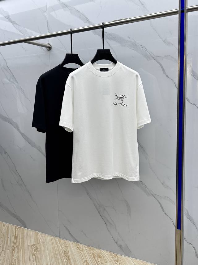 Arc*始祖鸟 2025Fw春夏新品圆领打底外穿T恤，立体感Logo微廓形半袖纯棉打底，手感面糯有骨感，柔而有韧性。工艺处理，韧性和抗皱性能得到大幅度提高。微廓
