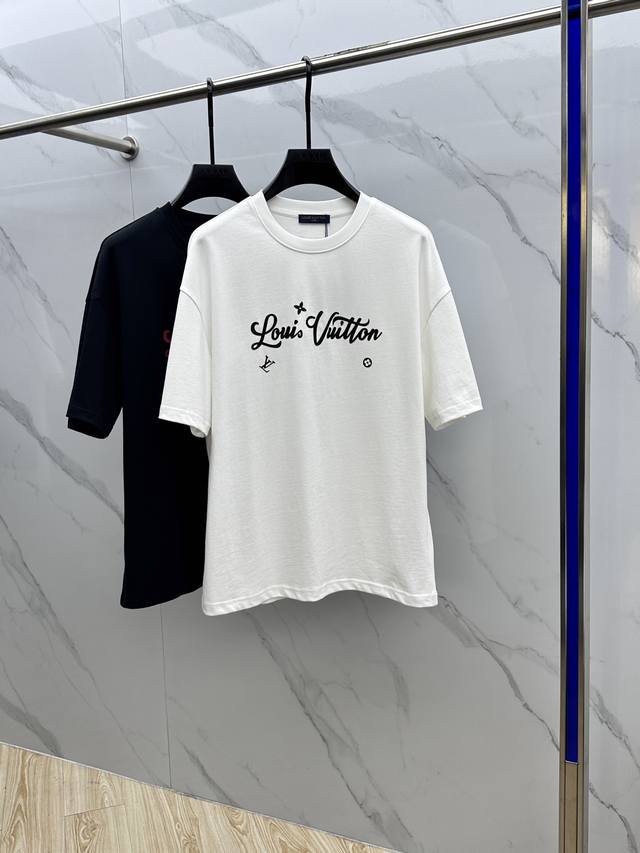 Louis Vuitton 路易威登 最新印花半袖T恤 罗纹衣领 100% 棉 精选Zp定织定染高密度纯棉面料，布纹清晰 手感柔软舒适 立体图案Logo印花工艺