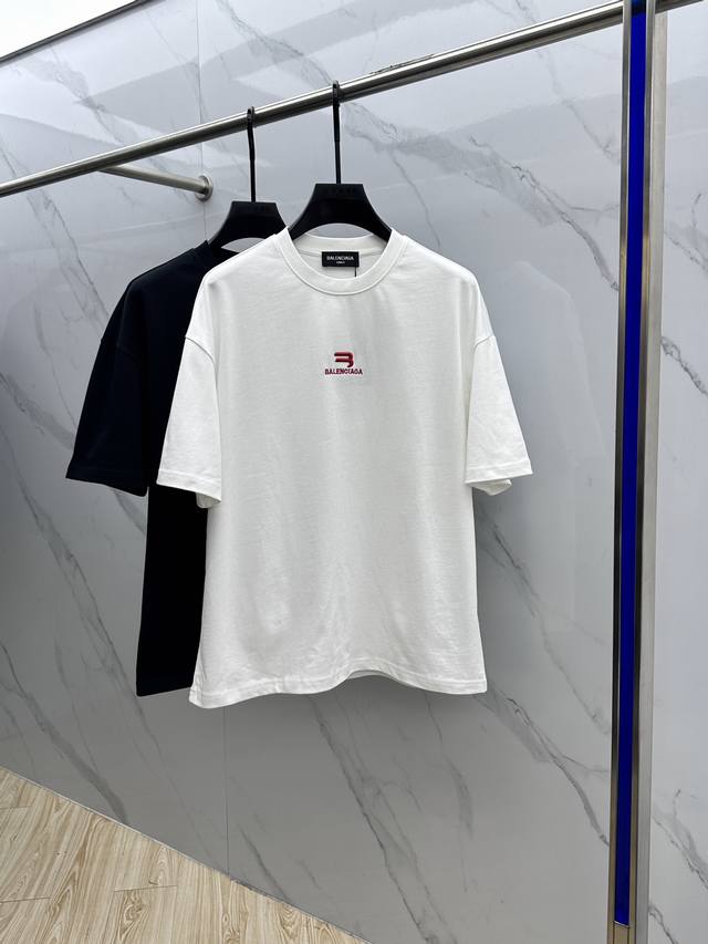 Balenciaga 巴黎世家 2025Fw春夏新品圆领打底外穿T恤，立体感Logo微廓形半袖，活性纯棉打底T恤，棉，手感面糯有骨感，柔而有韧性。工艺处理，韧性