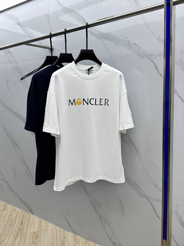Moncler*蒙口 2025Fw春夏新品圆领打底外穿T恤，立体感Logo微廓形半袖，活性纯棉打底T恤，棉，手感面糯有骨感，柔而有韧性。工艺处理，韧性和抗皱性能
