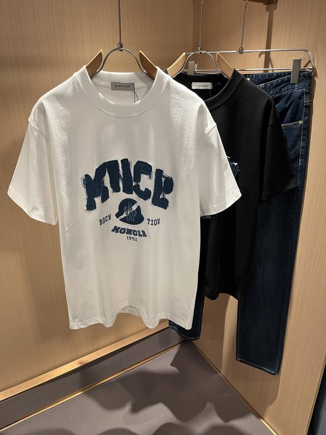 Moncler蒙家 2025春夏男女同款情侣款最新的贸易订单短袖T恤，全品相！！网红款！采用Logo图案刺绣贴布设计！上身舒适透气，不僵硬，整体有着丰富的立体感