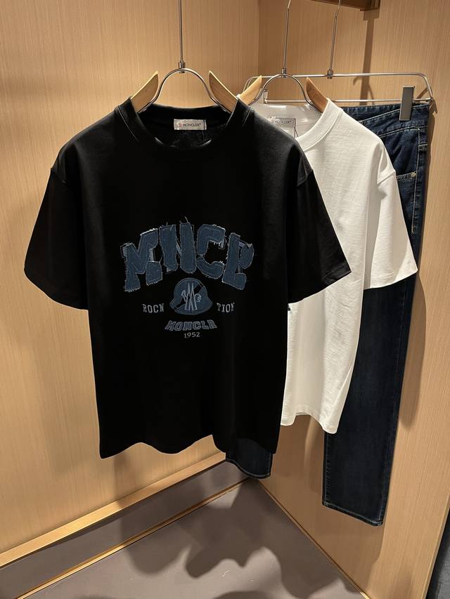 Moncler蒙家 2025春夏男女同款情侣款最新的贸易订单短袖T恤，全品相！！网红款！采用Logo图案刺绣贴布设计！上身舒适透气，不僵硬，整体有着丰富的立体感