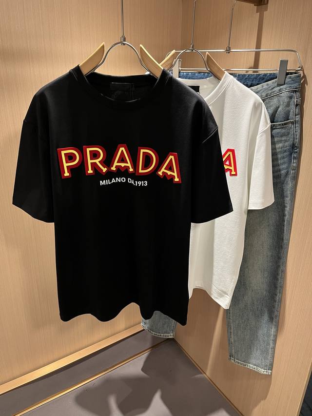 Prad*A普*达2025春夏新款男女同款短袖T恤，最新款全网独家首上！！~既经典有时尚百搭，谁不爱啊，将经典再次展现，非常的耐看，自带低奢光环与辨识度！Pr*