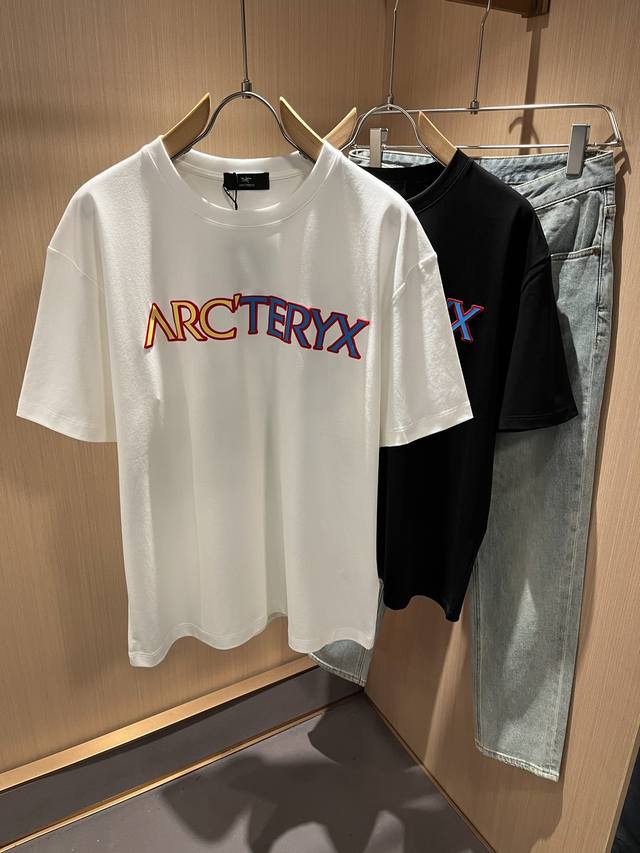 Arcter*X始*祖鸟 2025春夏新款男女同款短袖T恤户外品牌可能大家第一想到的就是加拿大鹅、始祖鸟。给人一种标签试的感觉！除了在款式设计上颇有造诣之外，最