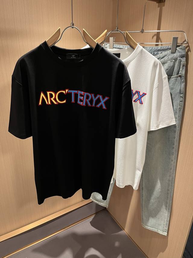 Arcter*X始*祖鸟 2025春夏新款男女同款短袖T恤户外品牌可能大家第一想到的就是加拿大鹅、始祖鸟。给人一种标签试的感觉！除了在款式设计上颇有造诣之外，最