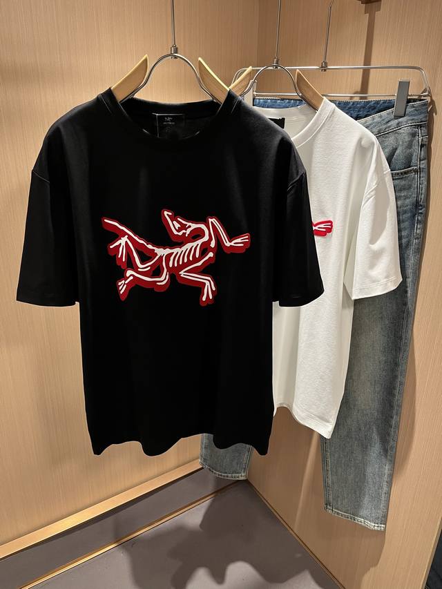 Arcter*X始*祖鸟 2025春夏新款男女同款短袖T恤户外品牌可能大家第一想到的就是加拿大鹅、始祖鸟。给人一种标签试的感觉！除了在款式设计上颇有造诣之外，最