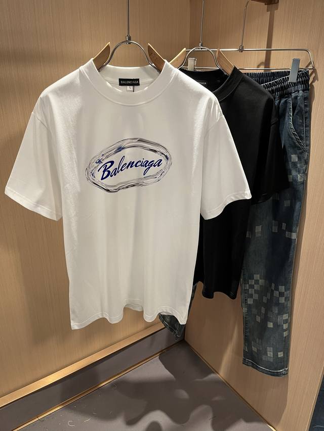 Balenci*Ga巴黎*家 2025春夏新款男女同款短袖T恤！走秀图案印花时尚休闲短袖T恤衫！设计Logo压胶设计！极具设计精选客供260G纯棉面料，手感柔软