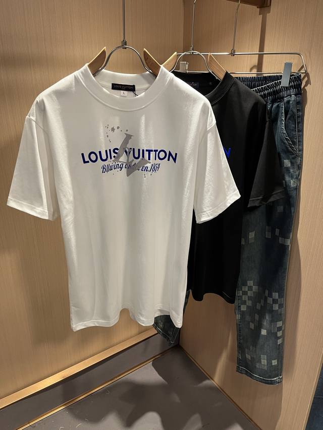 Louisvuitt*路易*登 2025春夏全新系列单品上线，非常时髦前卫的一款男女同款短袖T恤，标识Logo图案印花修饰！区别于以往的不同，宣示品牌传承多年的