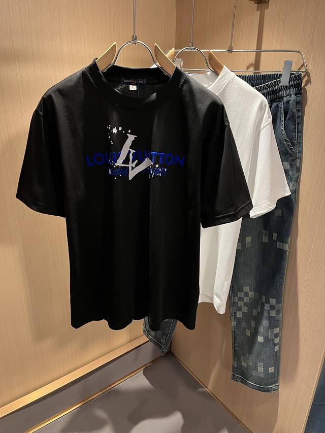 Louisvuitt*路易*登 2025春夏全新系列单品上线，非常时髦前卫的一款男女同款短袖T恤，标识Logo图案印花修饰！区别于以往的不同，宣示品牌传承多年的