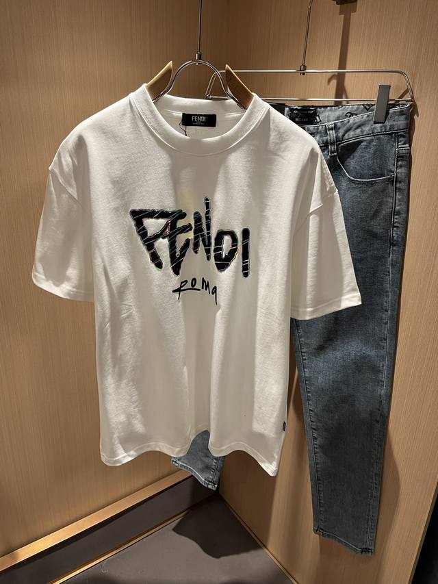 Fen*I 芬*迪2025春夏新款Fd家族Ff男女同款短袖T恤，男女同款百搭极简短袖。意大利原厂订单，Fd家族人气单品，简约纯色系打造。Fd家族经久不衰的标志性