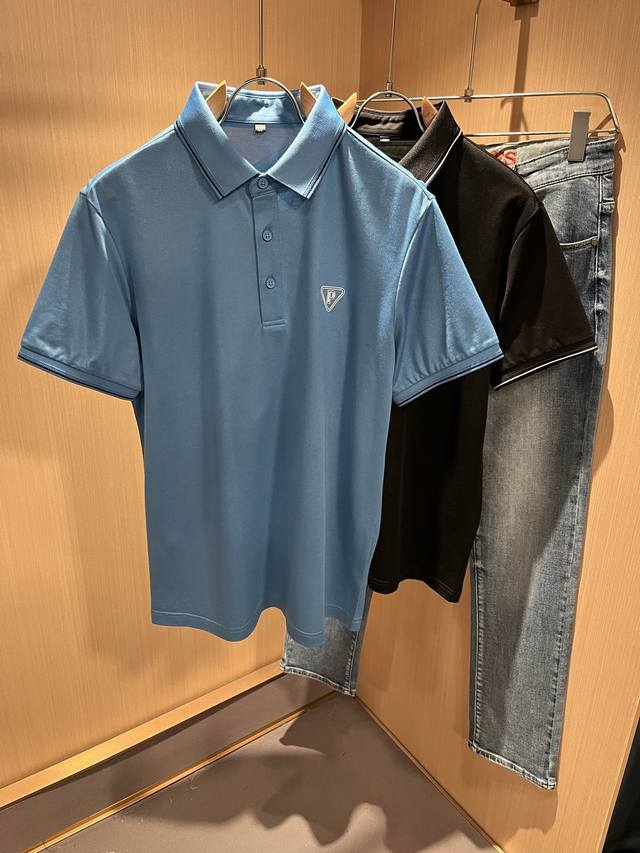 Prad*普*达 2025春夏季新款经典元素短袖Polo衫，经典大方的款式，可以穿十年都还是流行的那种，你一定要收藏几件，难得精致极致的款，你一定要收！好品味的