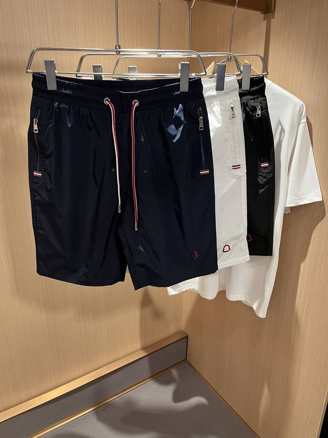 Moncler蒙家 2025春夏男女同款情侣款最新的贸易订单休闲短裤！全品相！！网红款！裤腿采用Logo刺绣设计！上身舒适透气，不僵硬，整体有着丰富的立体感，品