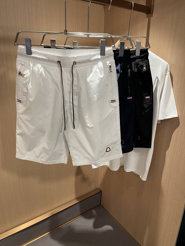 Moncler蒙家 2025春夏男女同款情侣款最新的贸易订单休闲短裤！全品相！！网红款！裤腿采用Logo刺绣设计！上身舒适透气，不僵硬，整体有着丰富的立体感，品