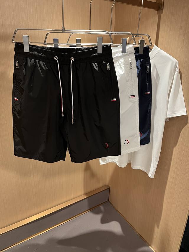 Moncler蒙家 2025春夏男女同款情侣款最新的贸易订单休闲短裤！全品相！！网红款！裤腿采用Logo刺绣设计！上身舒适透气，不僵硬，整体有着丰富的立体感，品
