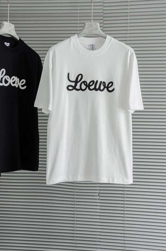 Loe#* We 25Ss 版型Os宽松的版型不挑身材 搭配圆领设计 上身毫无束缚感，时尚经典圆领设计！高级定制百搭款式，任何人都可以轻松驾驭 采用顶级舒适透气