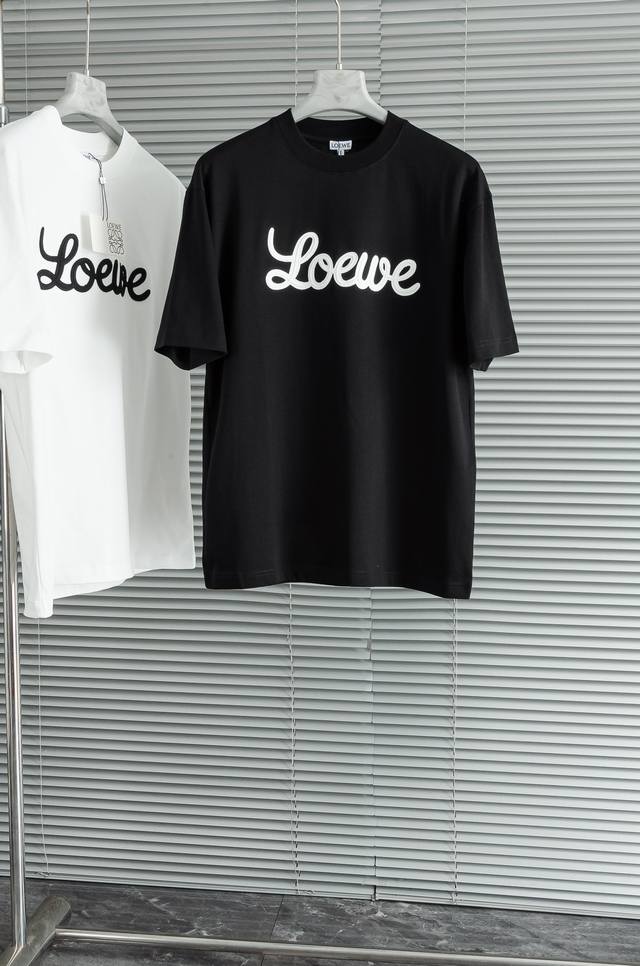 Loe#* We 25Ss 版型Os宽松的版型不挑身材 搭配圆领设计 上身毫无束缚感，时尚经典圆领设计！高级定制百搭款式，任何人都可以轻松驾驭 采用顶级舒适透气