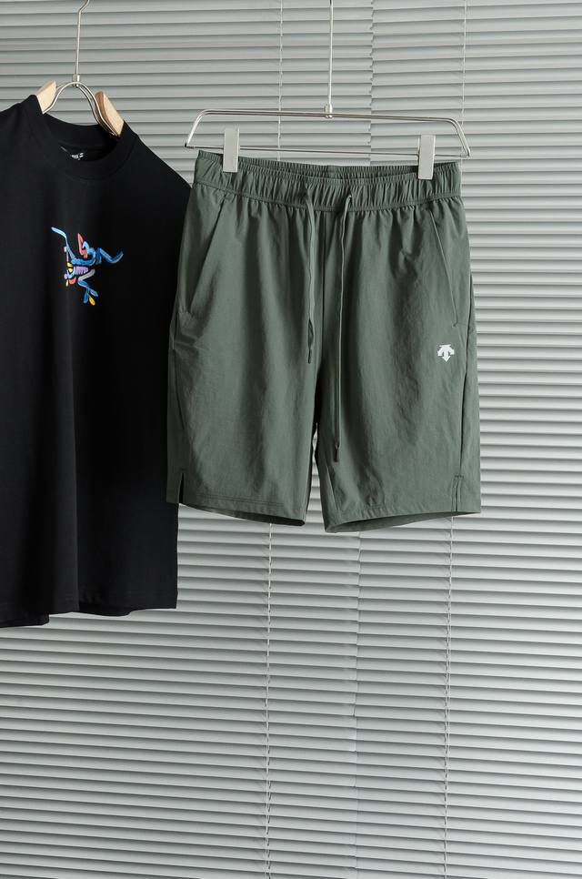 Desce#* Nte 迪桑特 25冰丝尼龙四面弹力松紧抽绳腰头男士直筒休闲运动短裤#采用定制76%棉17%聚酯纤维7%氨纶成分，面料轻薄柔软有弹力，肌理清晰可