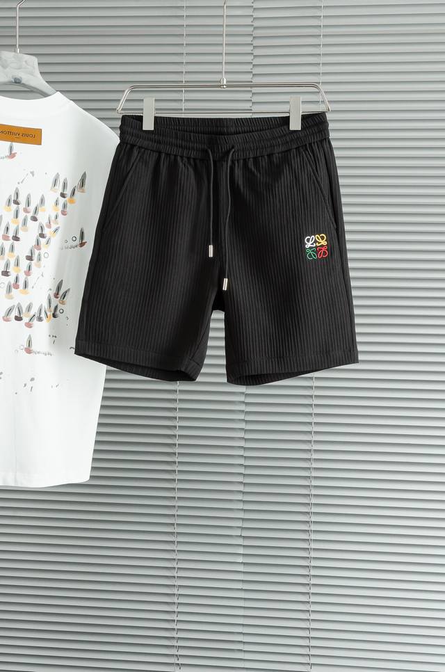 Loewe罗 意威2025Ss 男士时尚抽绳休闲短裤五分裤# 设计感在线的一款时尚单品，简单的搭配就可以让穿搭更加出色，时尚男士衣橱必备搭配神器！此款短裤采用客