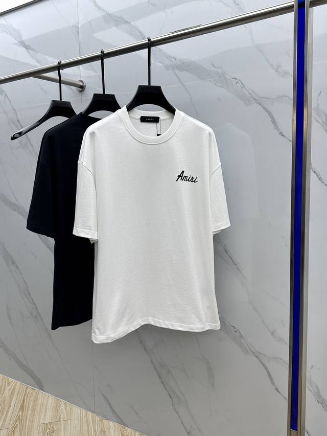 Amiri 2025Fw春夏新品圆领打底外穿T恤，立体感Logo微廓形半袖，活性纯棉打底T恤，棉，手感面糯有骨感，柔而有韧性。工艺处理，韧性和抗皱性能得到大幅度