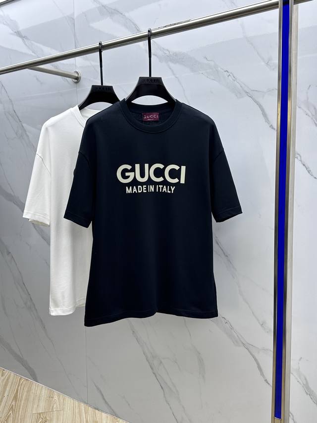 Gucci 古驰 最新印花半袖T恤 罗纹衣领 100% 棉 精选Zp定织定染高密度纯棉面料，布纹清晰 手感柔软舒适 立体图案Logo印花工艺 进口环保胶浆 Os