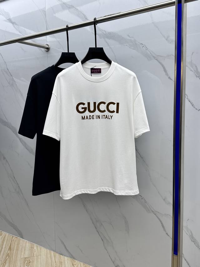 Gucci 古驰 最新印花半袖T恤 罗纹衣领 100% 棉 精选Zp定织定染高密度纯棉面料，布纹清晰 手感柔软舒适 立体图案Logo印花工艺 进口环保胶浆 Os