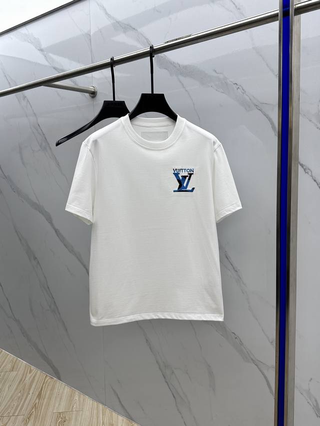 Lv*路易威登 2025Fw春夏新品圆领打底外穿T恤，立体感Logo常规半袖纯棉打底T恤，棉，手感面糯有骨感，柔而有韧性。工艺处理，韧性和抗皱性能得到大幅度提高