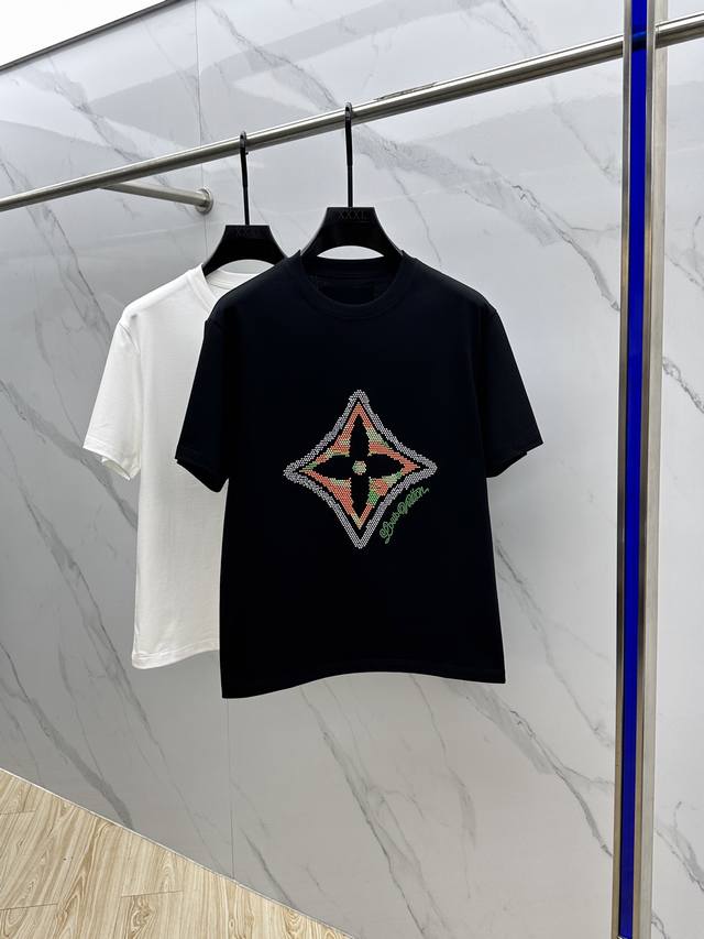 Lv*路易威登 2025Fw春夏新品圆领打底外穿T恤，立体感Logo常规半袖纯棉打底T恤，棉，手感面糯有骨感，柔而有韧性。工艺处理，韧性和抗皱性能得到大幅度提高