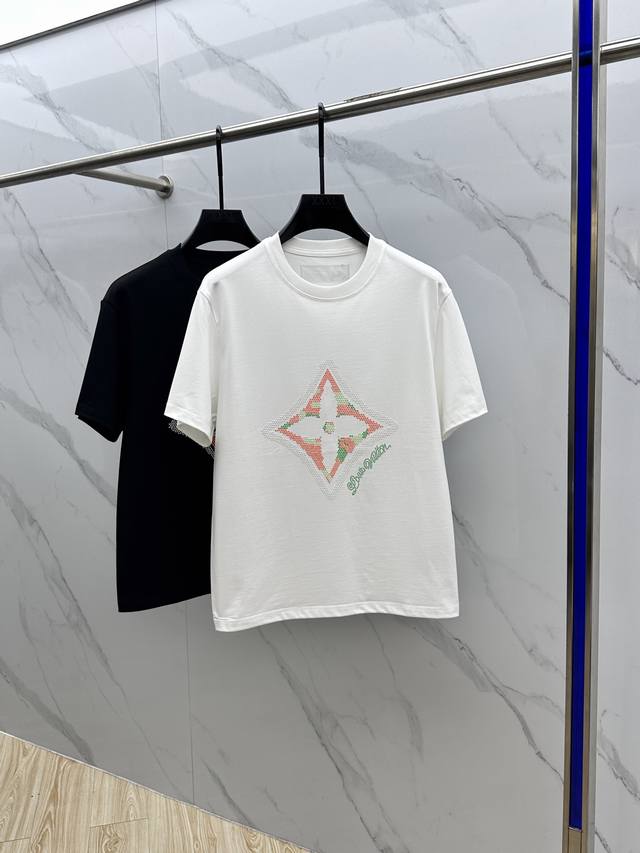 Lv*路易威登 2025Fw春夏新品圆领打底外穿T恤，立体感Logo常规半袖纯棉打底T恤，棉，手感面糯有骨感，柔而有韧性。工艺处理，韧性和抗皱性能得到大幅度提高