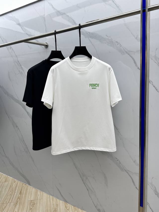 Fend*芬迪 2025Fw春夏新品圆领打底外穿T恤，立体感Logo常规半袖纯棉打底T恤，棉，手感面糯有骨感，柔而有韧性。工艺处理，韧性和抗皱性能得到大幅度提高