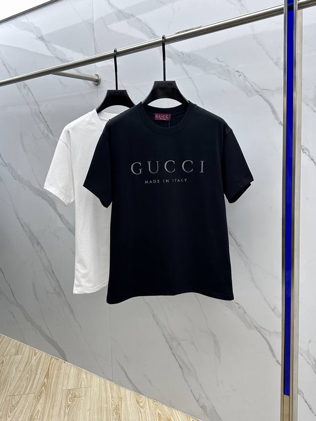 Gucci*古驰 2025Fw春夏新品圆领打底外穿T恤，立体感Logo微廓形半袖纯棉打底T恤，棉，手感面糯有骨感，柔而有韧性。工艺处理，韧性和抗皱性能得到大幅度