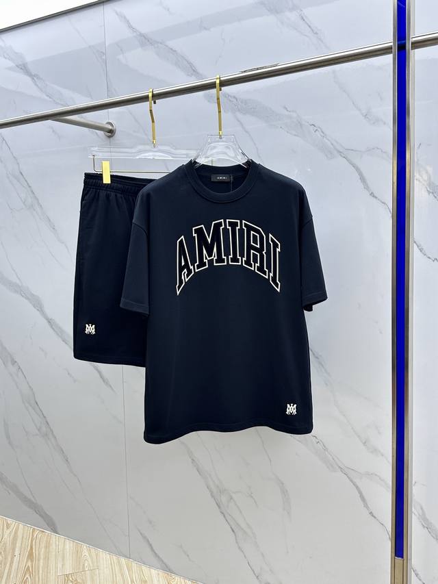 Amiri 2025春夏最新款套装，男女款 贸易公司渠道稀出，同步官网发售！基本每一季都会有它的背影所在，期待着所有潮男潮女们的演绎！此款选用客供顶级纯棉洗水材