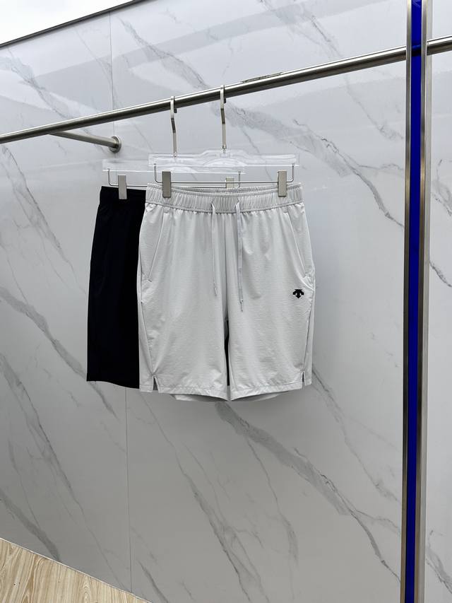 Descente*迪桑特 2025春夏季新款男士速干短裤，最休闲的时尚美学，原版裤型上身休闲百搭、随性慵懒范，高级定制速干面料，订制工艺 Logo工艺，舒适感爆