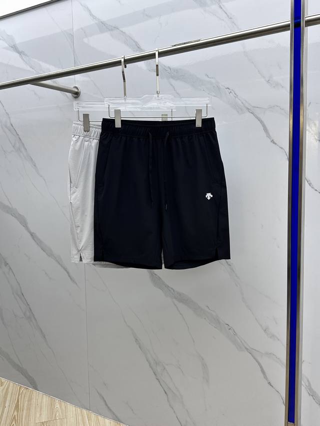 Descente*迪桑特 2025春夏季新款男士速干短裤，最休闲的时尚美学，原版裤型上身休闲百搭、随性慵懒范，高级定制速干面料，订制工艺 Logo工艺，舒适感爆