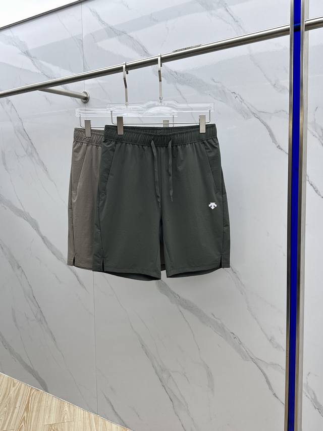 Descente*迪桑特 2025春夏季新款男士速干短裤，最休闲的时尚美学，原版裤型上身休闲百搭、随性慵懒范，高级定制速干面料，订制工艺 Logo工艺，舒适感爆
