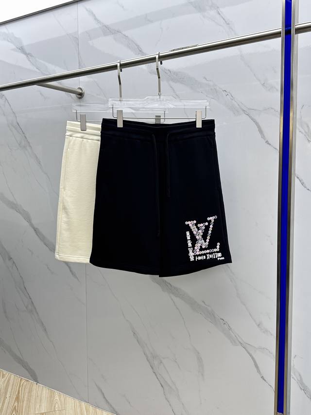 Lv*路易威登 2025春夏新款男士休闲抽绳短裤 高端货简洁时尚大方 简洁利落又清爽 品质做工细节经得起任何形式检验，简约大方百搭款 上身优雅帅气，焕然一新的即