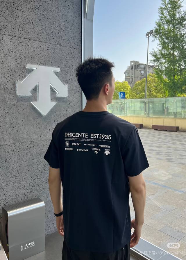 Descent*迪桑-特25S新品.90周年纪念T恤.纯色系推荐！肩部经典标识.定制原版硅胶立体设计.简单高级.后背品牌图形极基础款字母.面料质感极好舒适又透气