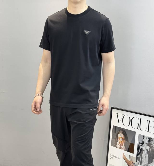 Arman*阿玛尼25S新品男士圆领短袖.胸口立体飞鹰Logo.订制皮标.简单高级.辨识度颇具鲜明.即丰富了视觉又增加高贵感！订制240G高织棉面料.细腻柔软有