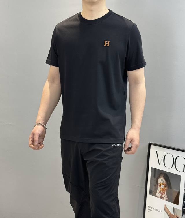 Herme*S爱马仕2025Ss 短袖T恤，胸口定制经典品牌H橘色皮标设计.240G纯棉双纱面料，对色定染面料，超精细平网印花工艺，潮流感十足，采用细致纱网材质