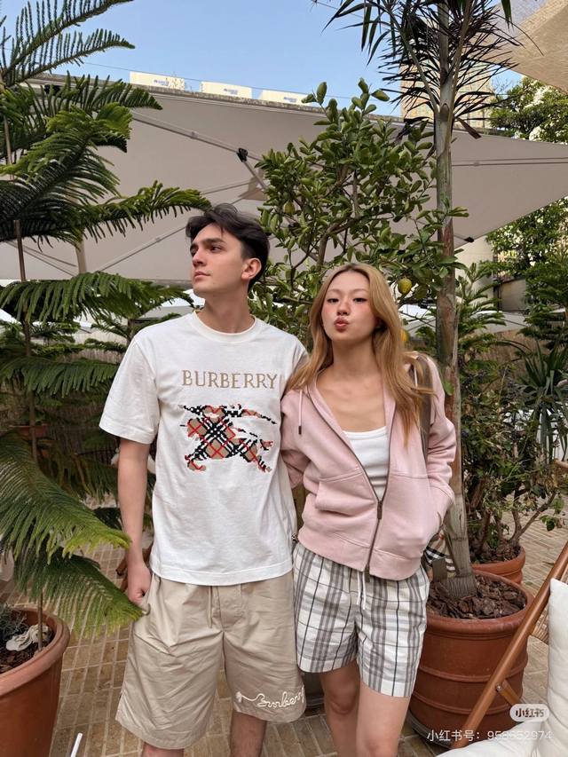 Bbr*巴宝莉2025新款男士休闲短袖T恤.男女同款！时尚百搭爆款宽松版型 进口双股纯棉面料.螺纹袖口.领口衣摆.手感超柔软细腻.穿着亲肤舒适.重工十字刺绣工艺