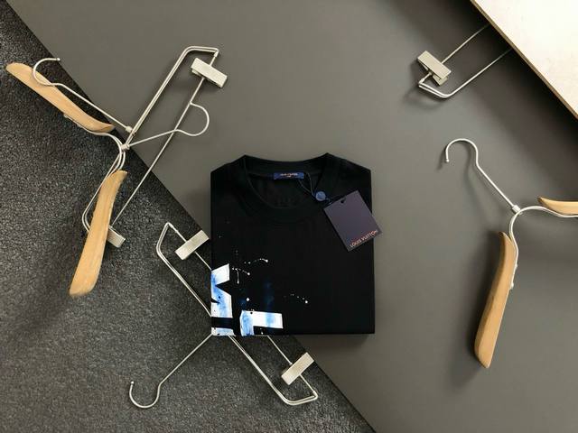 L牌*微宽版型S-Xl 25早春最新经典立体贴布绣涂鸦彩绘Logo重磅短袖，高端品质专柜原单圆领援助，顶级制作工艺进口面料，专柜款独特设计，采用进口高端订制进口