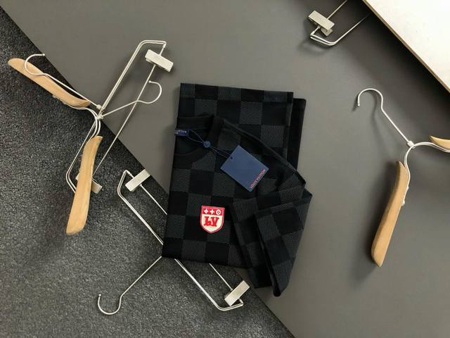 L牌*合身版型M-Xxxl 25春夏顶级黑色棋盘格贴标牙刷绣工艺重磅经典短袖，精致工艺专柜面料，顶级元素融合打造，经典短袖3标齐全，潮男时尚，无论是上身舒适度还