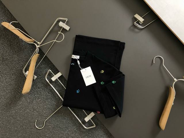 Dir*合身版型S-Xl 25早春最新重工彩色刺绣前后幅对应Logo 融合高工艺重磅短袖，高端品质专柜原单圆领援助，顶级制作工艺进口面料，专柜款独特设计，采用进